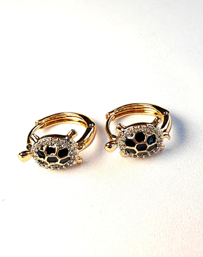 Tortoise Hoop Earrings – Timeless Retro Chic: High Quality 18K Gold Plated Huggie Earrings Tortoise Model Cubic Zirconia Huggie Hoop for Women