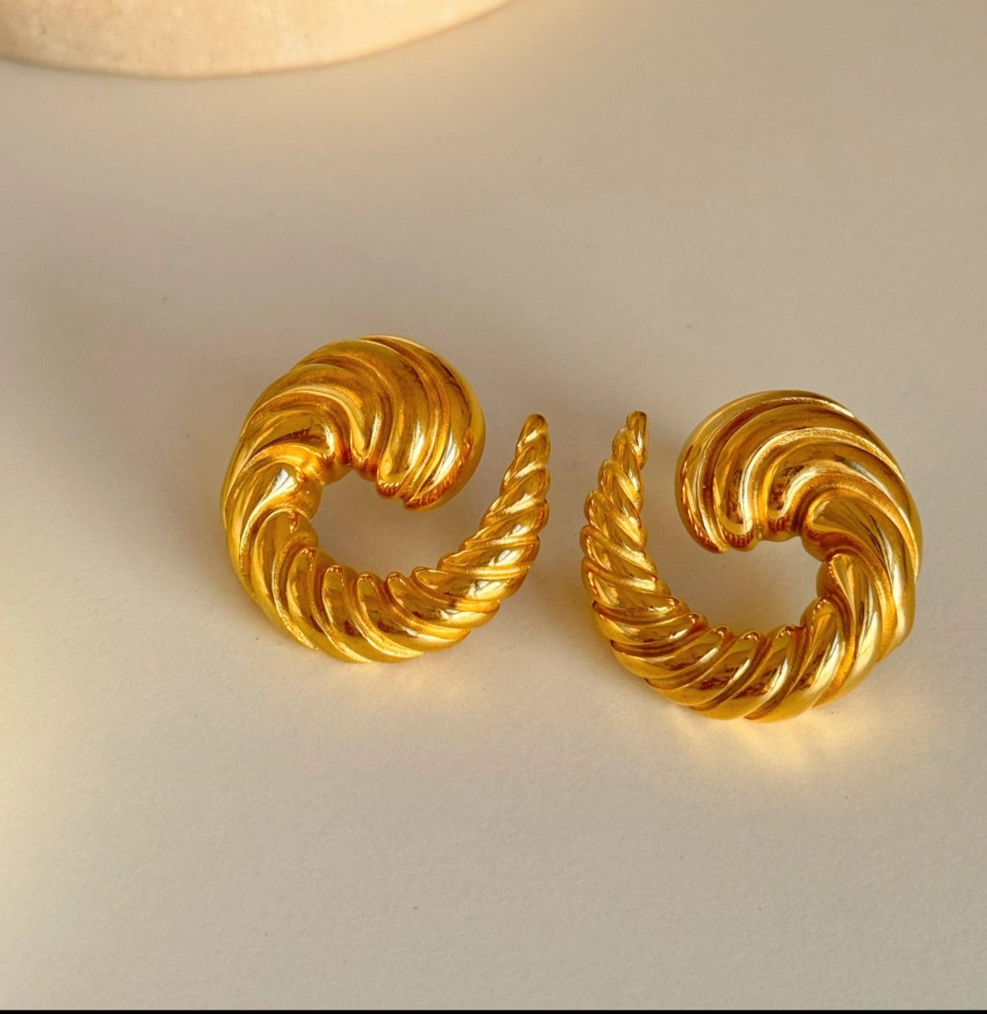 ✨ Vintage Glow Round Ring Stud Earrings – 18K Gold Plated Stainless Steel