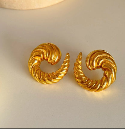 ✨ Vintage Glow Round Ring Stud Earrings – 18K Gold Plated Stainless Steel