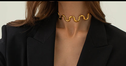 Gold Twist Curve Choker – Waterproof Stainless Steel Wavy Adjustable Collar Necklace