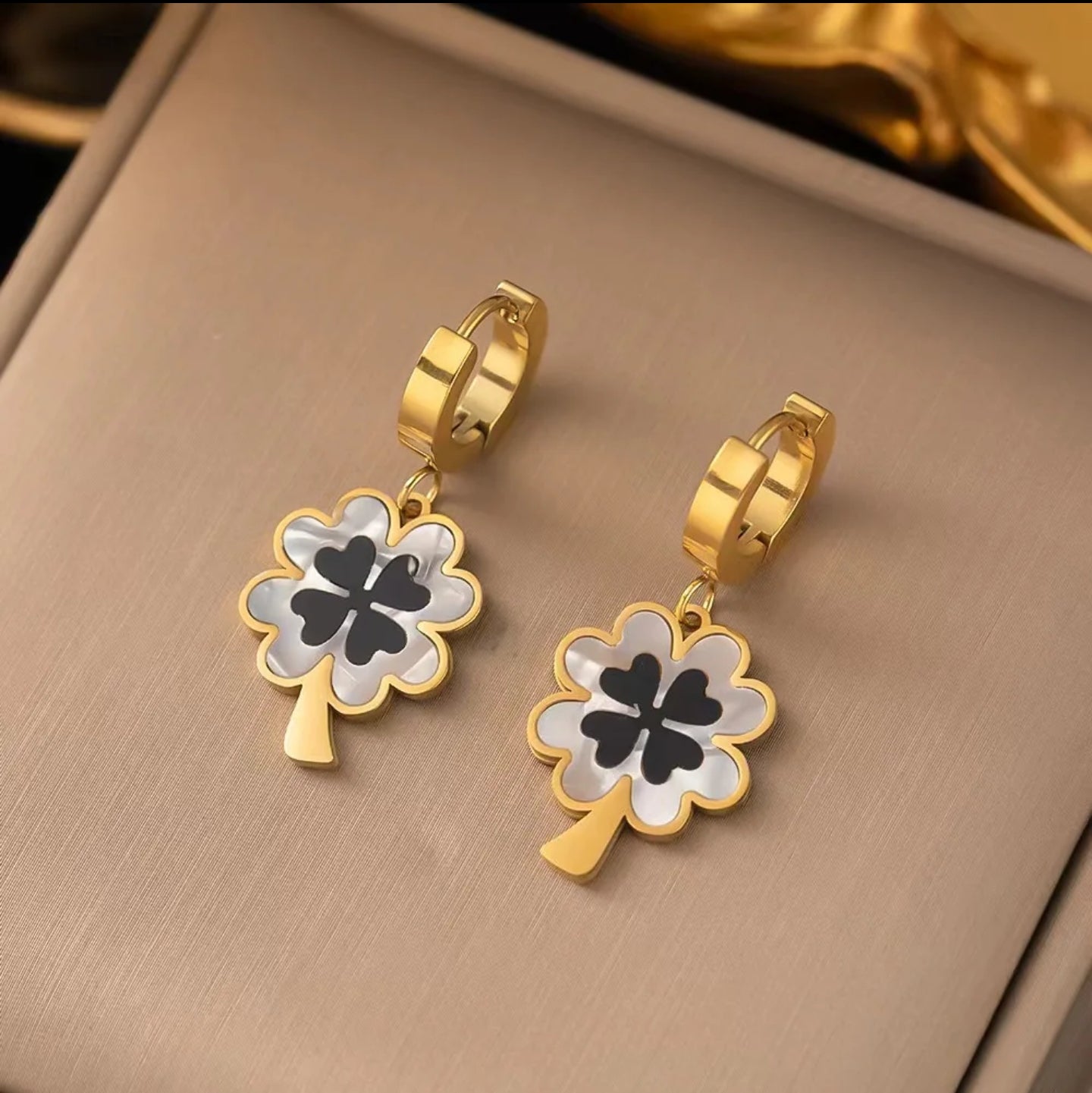 Lou – Blu Black Shell Four-Leaf Clover Jewelry Set | Titanium Stainless Steel with 18K Gold Plating