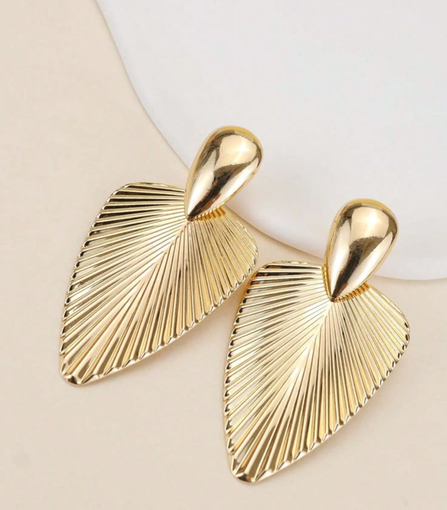 Drop Leaf Earrings – Stainless Steel Korean Design - Add a touch of nature-inspired elegance with our Drop Leaf Earrings, crafted in durable stainless steel for a sleek, modern finish. Perfect for everyday wear or to elevate your evening look.