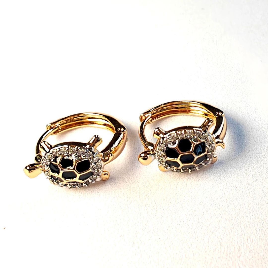Tortoise Hoop Earrings – Timeless Retro Chic: High Quality 18K Gold Plated Huggie Earrings Tortoise Model Cubic Zirconia Huggie Hoop for Women