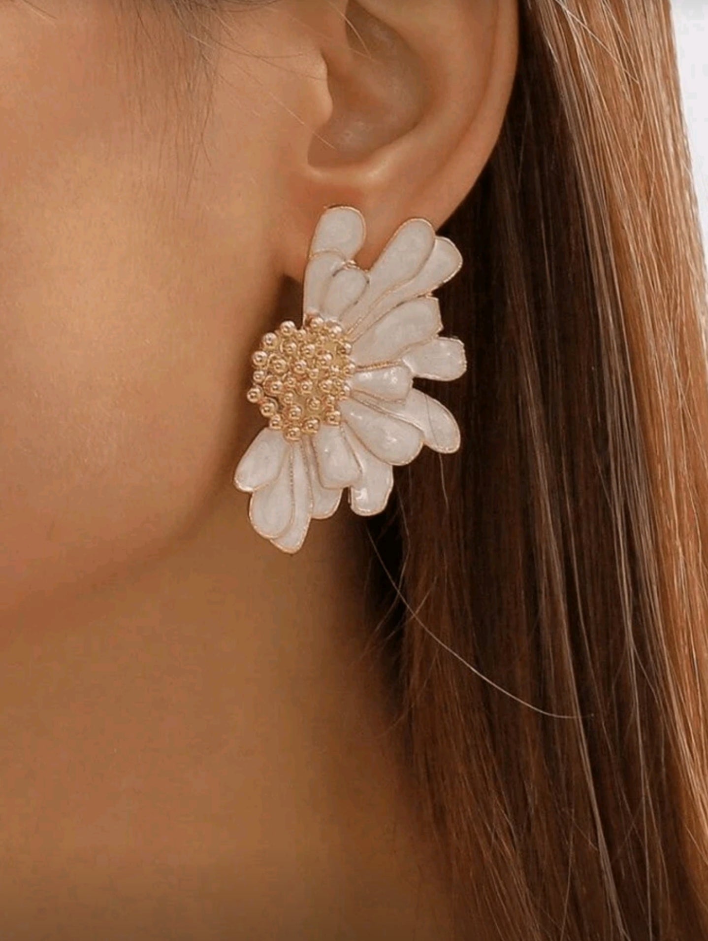 🌸Flo Beat Earrings - Fashionable Floral Half-Dipped White Flower Earrings
