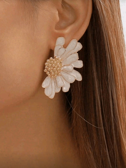 🌸Flo Beat Earrings - Fashionable Floral Half-Dipped White Flower Earrings