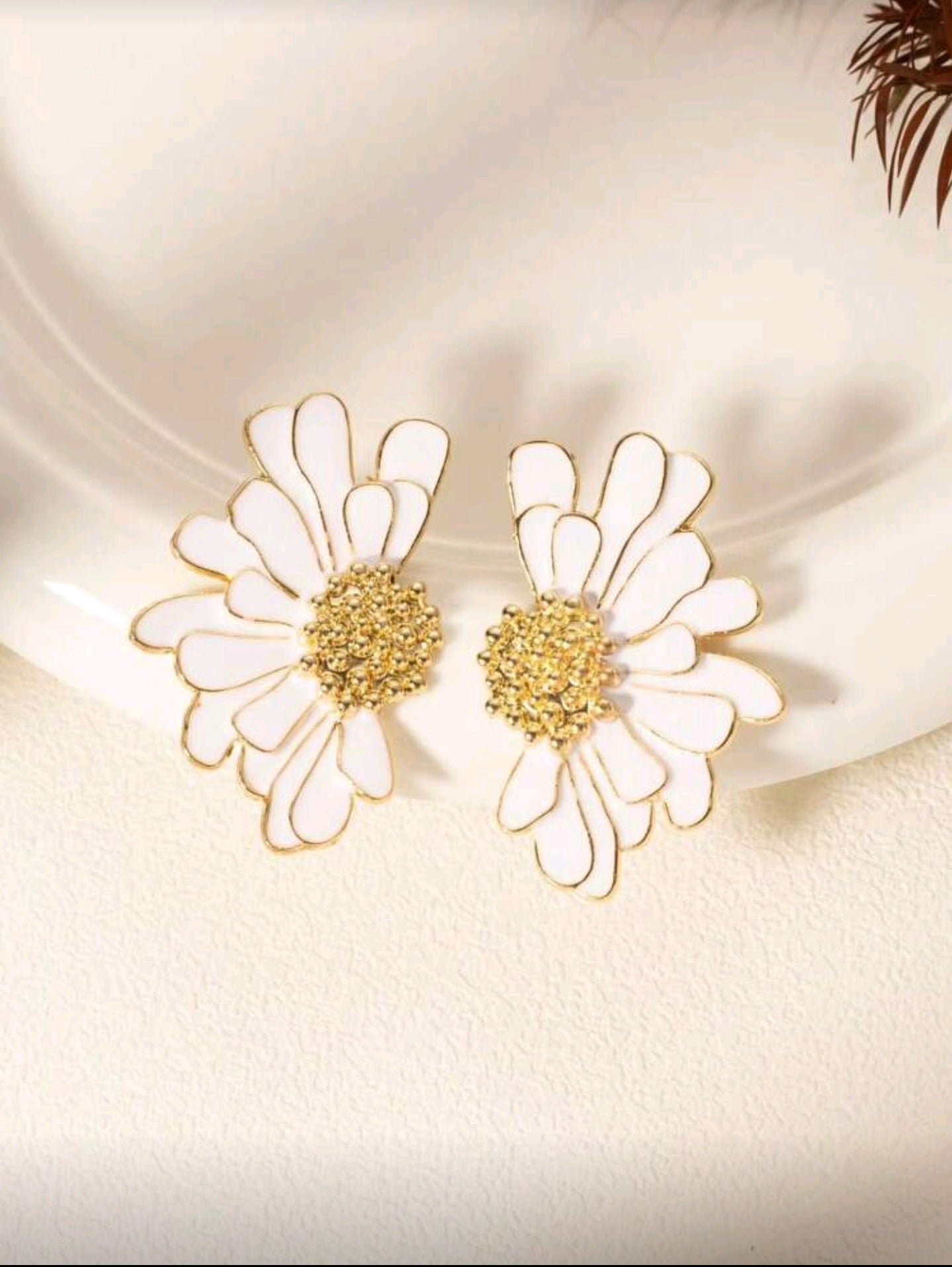 🌸Flo Beat Earrings - Fashionable Floral Half-Dipped White Flower Earrings