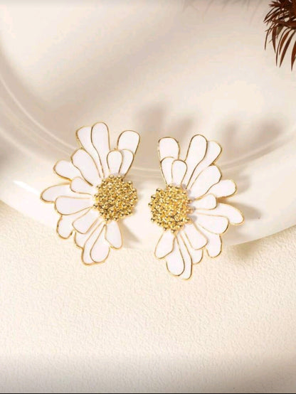 🌸Flo Beat Earrings - Fashionable Floral Half-Dipped White Flower Earrings