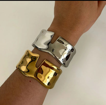 Hook Clamp Stainless-Steel Cuffs – Chic Strength with Sleek Design