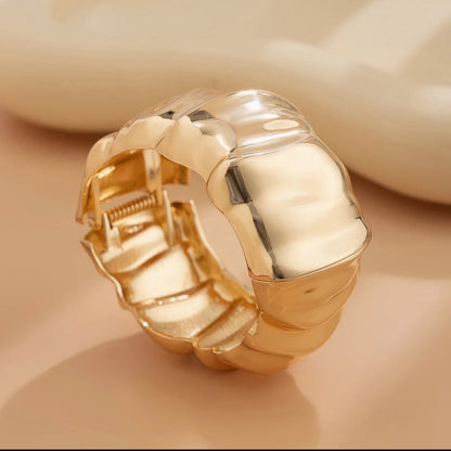 Patterned Stainless-Steel Bangle – Elegant Detailing, Lasting Shine